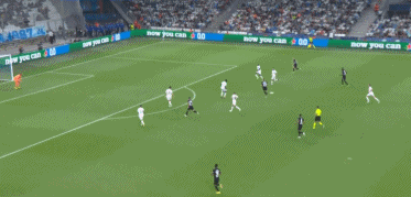 足球国足球迷自发制作横幅，为球队打气