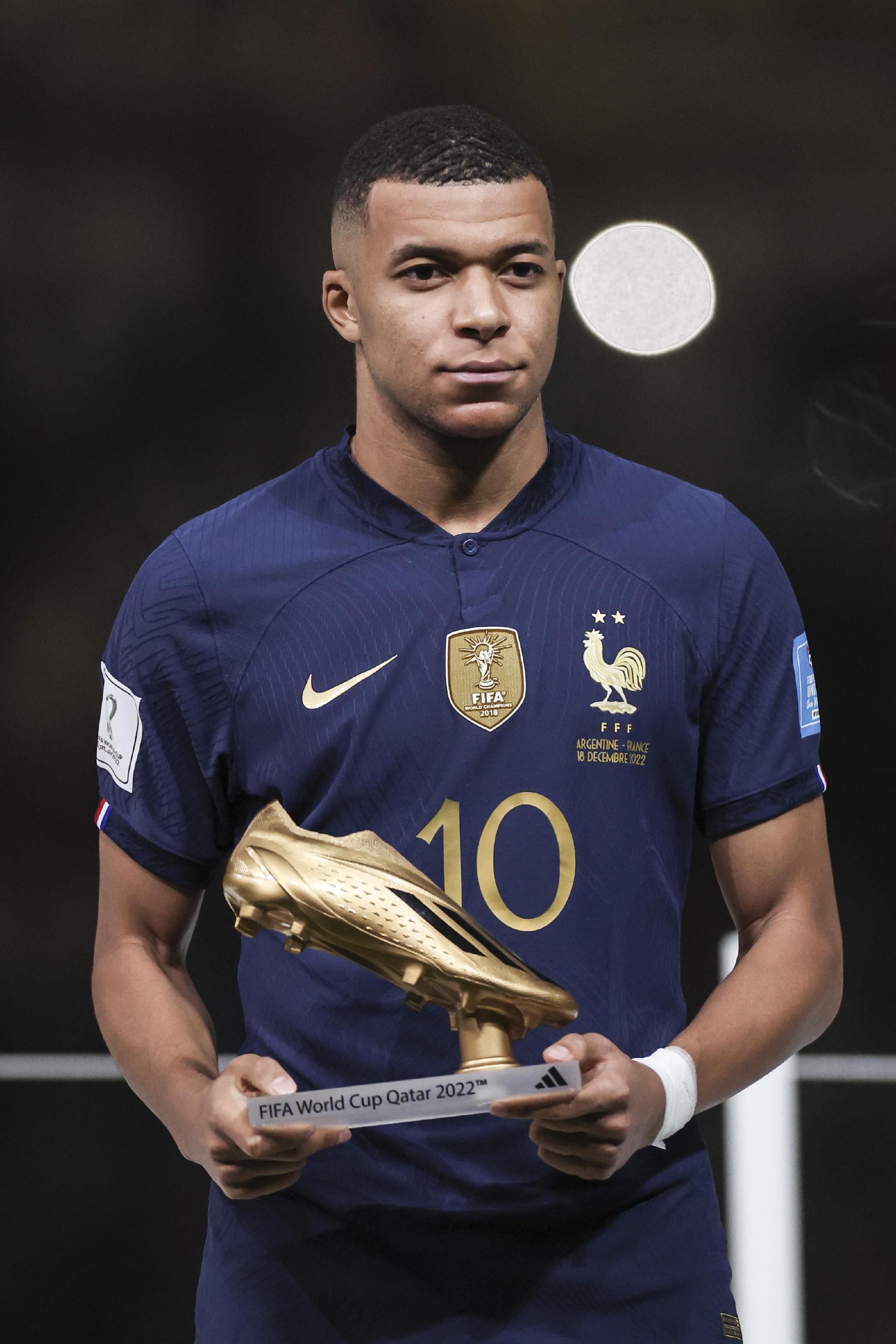 全北助教对主裁做出种族歧视动作遭到重罚。提前夺得...