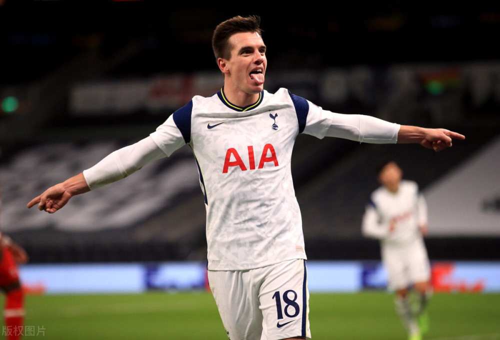 首圈，维斯塔潘起步良好抢到首位，皮亚斯特里挤进内线并过掉诺里斯上至第2，诺里斯第3。